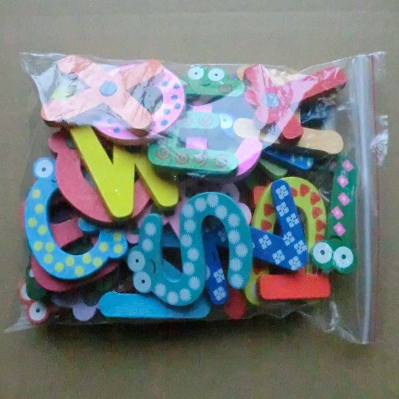 Set 26 Magneti de Frigider pentru Copii, Model Alfabet A-Z, Figurine Amuzante, din Lemn, Multicolor, 3 ani +