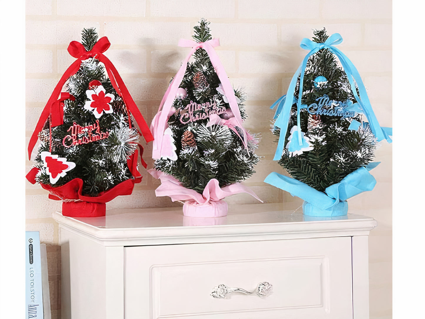 Brad artificial, 30cm, Ornamentat cu Globuri, Zapada Artificiala, Inscriptie Merry Christmas