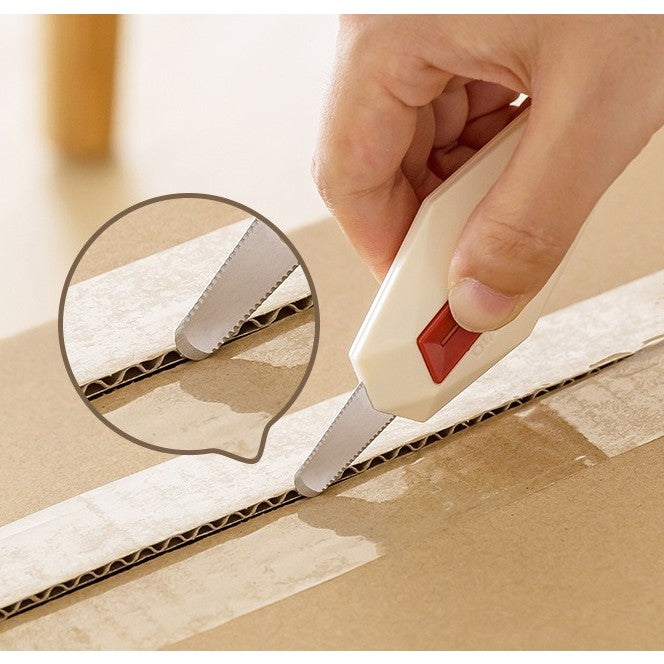 Cutter pentru Cutii, Varf Rotunjit si Zimtat, Tip Breloc, 6.5x3.5 cm, Crem
