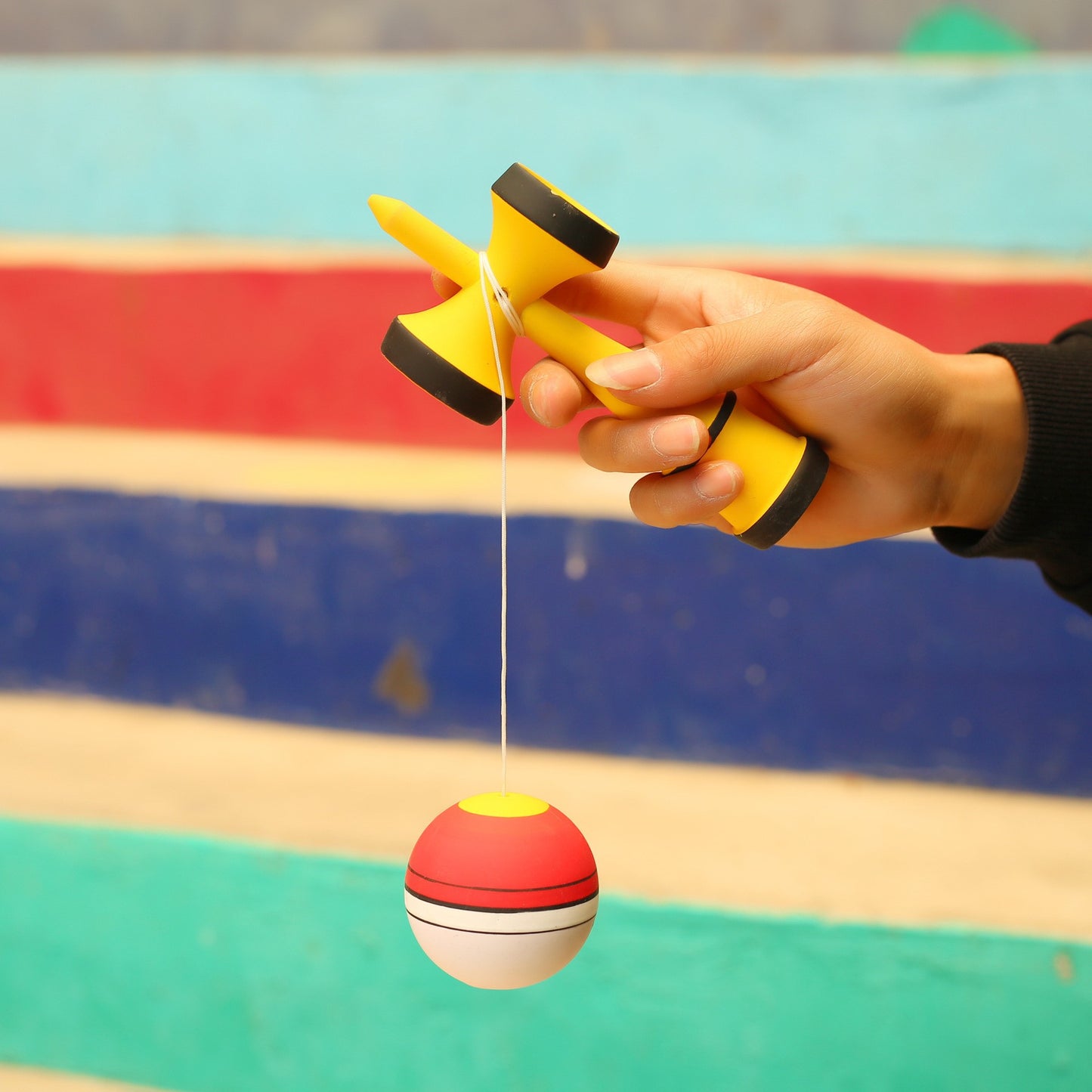 Jucarie Interactiva Kendama Rege, din Lemn, 18 cm, Joc de Indemanare pentru Copii si Adulti, Model Bicolor cu Maner Galben, Rosu Alb