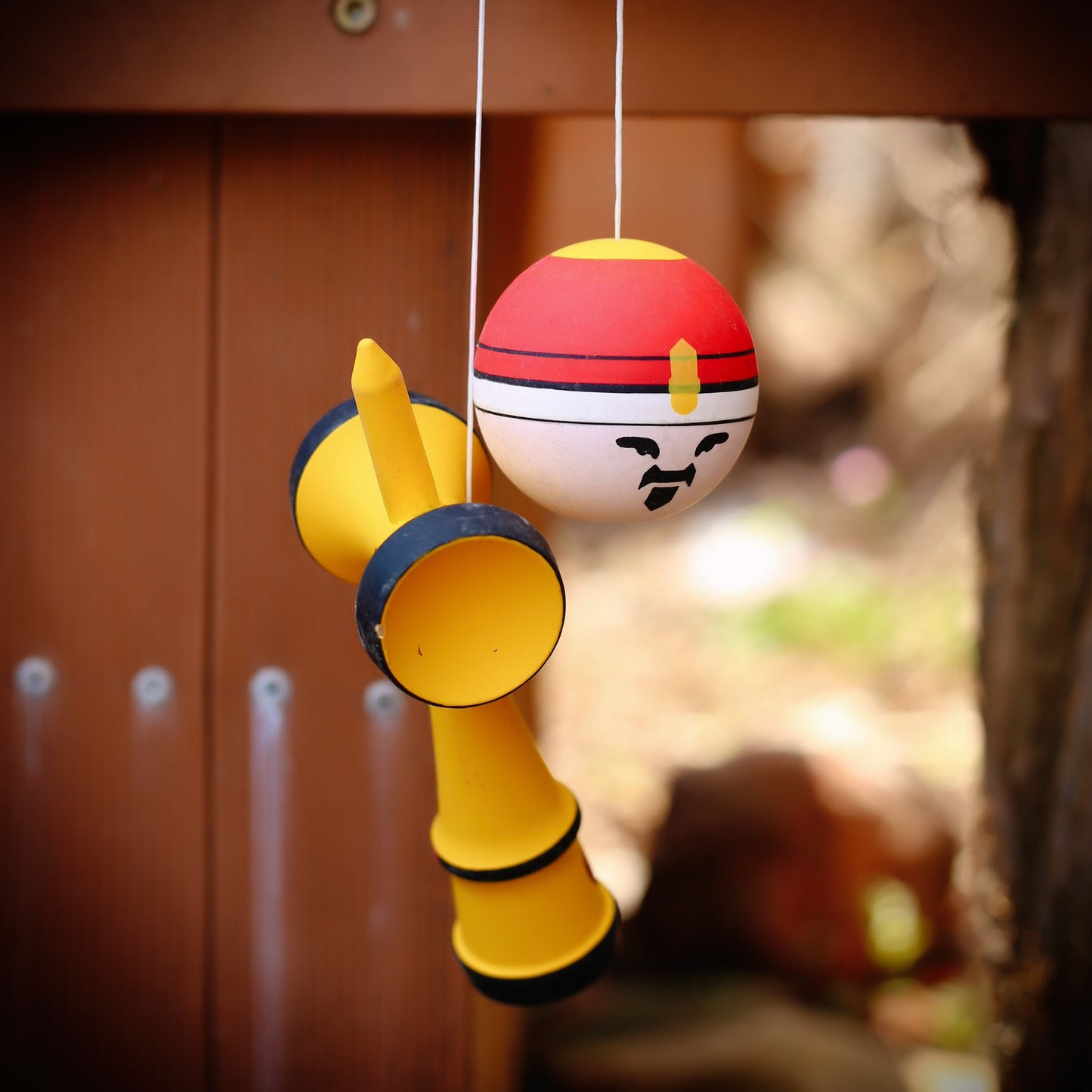 Jucarie Interactiva Kendama Rege, din Lemn, 18 cm, Joc de Indemanare pentru Copii si Adulti, Model Bicolor cu Maner Galben, Rosu Alb
