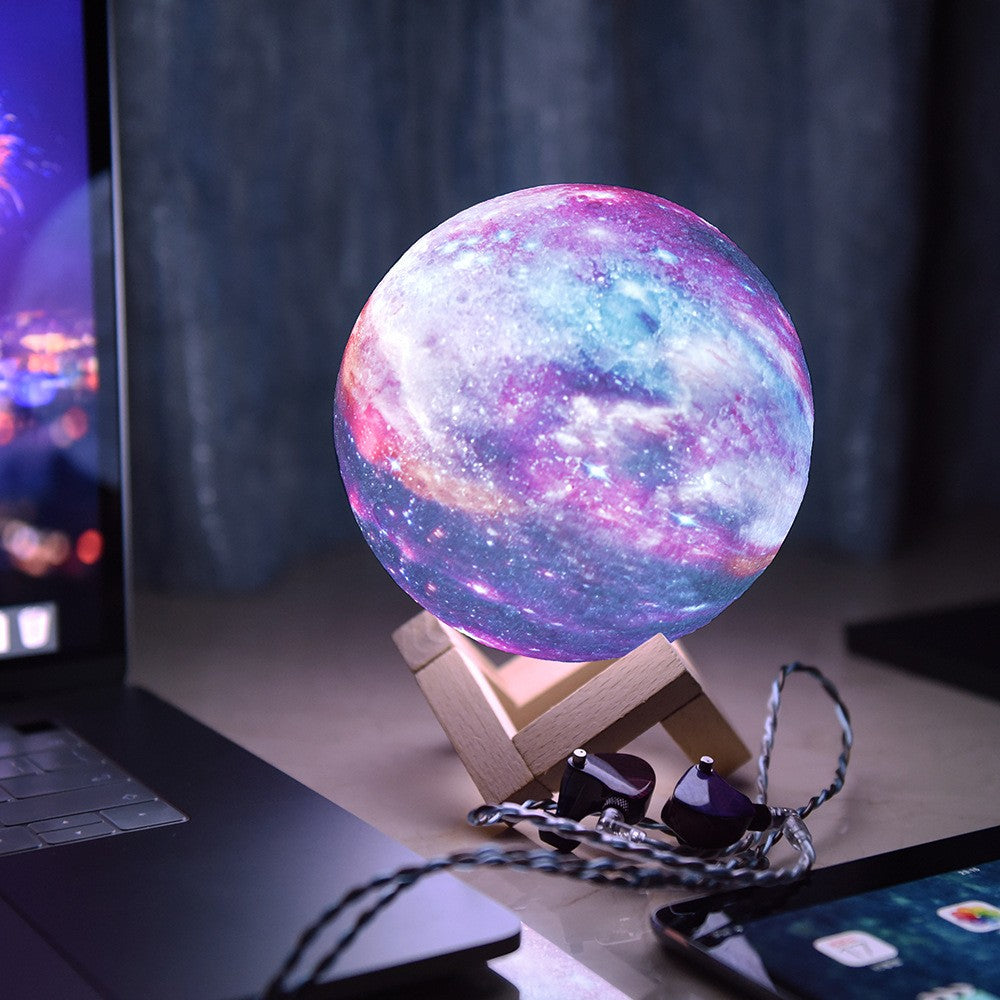 Lampa de veghe in forma de luna cu stele 3D Moon Light, alimentare baterii, stand din lemn inclus, 14 cm
