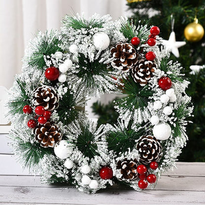 oronita pentru Craciun, diametru 32 cm, din brad artificial, decorata cu conuri si merisoare, inzapezit