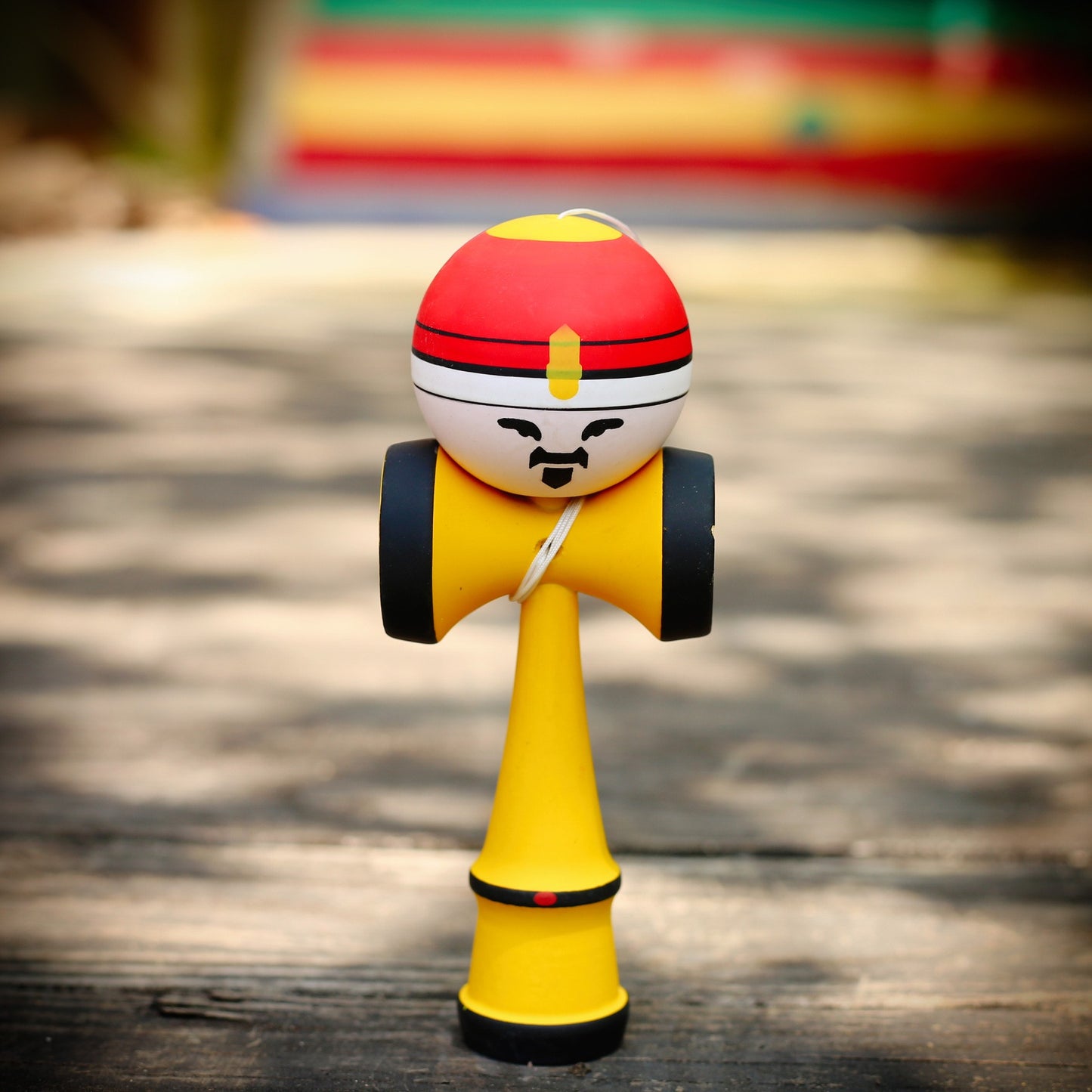 Jucarie Interactiva Kendama Rege, din Lemn, 18 cm, Joc de Indemanare pentru Copii si Adulti, Model Bicolor cu Maner Galben, Rosu Alb