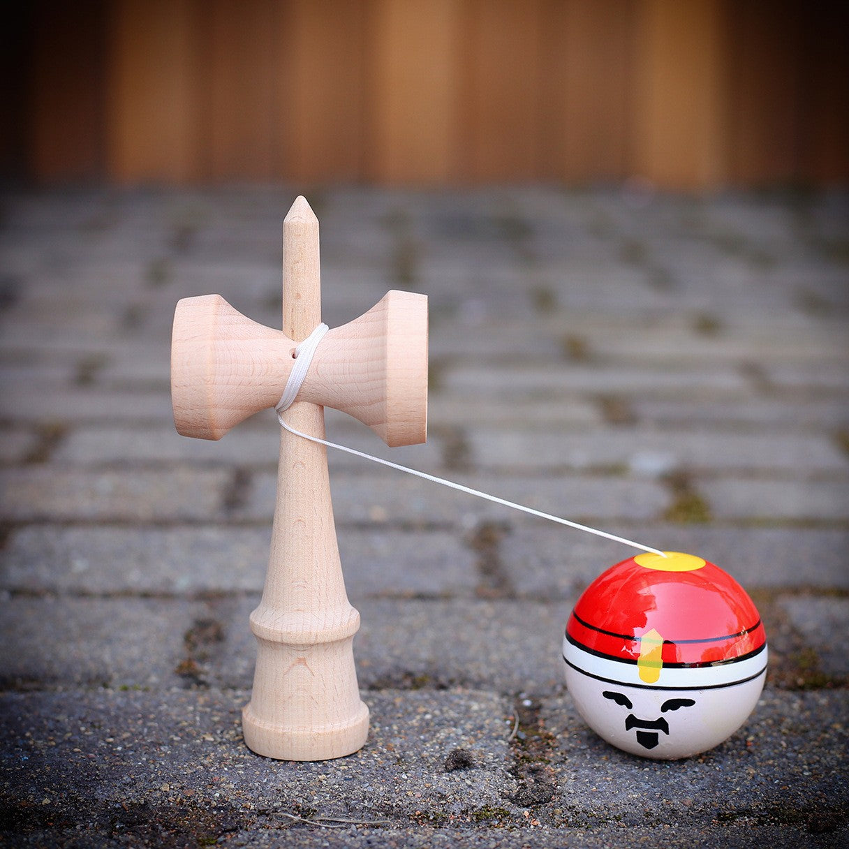 Jucarie Interactiva Kendama Rege, din Lemn, 18 cm, Joc de Indemanare pentru Copii si Adulti, Model Bicolor cu Maner Maro, Rosu Alb