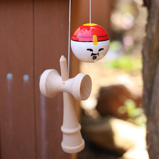 Jucarie Interactiva Kendama Rege, din Lemn, 18 cm, Joc de Indemanare pentru Copii si Adulti, Model Bicolor cu Maner Maro, Rosu Alb