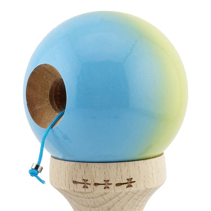 Kendama X Originala, Profesionala, Big Cups V2, Super Sticky cu Cupe Mari, din lemn 18 cm, Rulment Metalic cu Ata 55 cm, Galben/Albastru