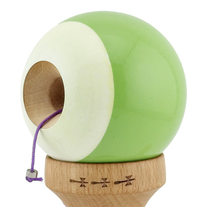 Kendama X Originala, Profesionala,  Big Cups V2, Super Sticky cu Cupe Mari, din lemn 18 cm, Rulment Metalic cu Ata 55 cm, Verde deschis/Alb