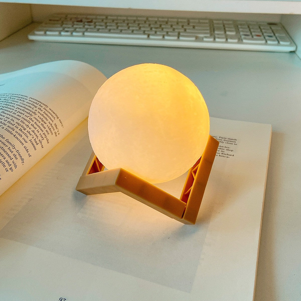 Lampa de veghe in forma de luna 3D Moon Light, alb cald alimentare baterii, fara acumulator, stand din plastic inclus, 8 cm,