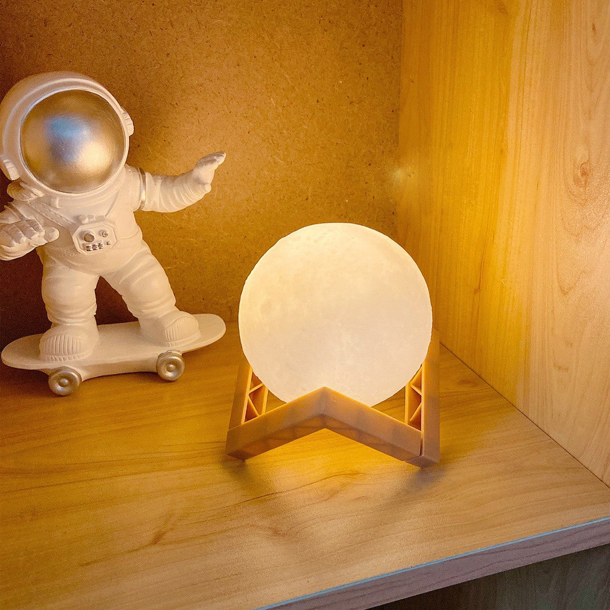 Lampa de veghe in forma de luna 3D Moon Light, alb cald alimentare baterii, fara acumulator, stand din plastic inclus, 8 cm,