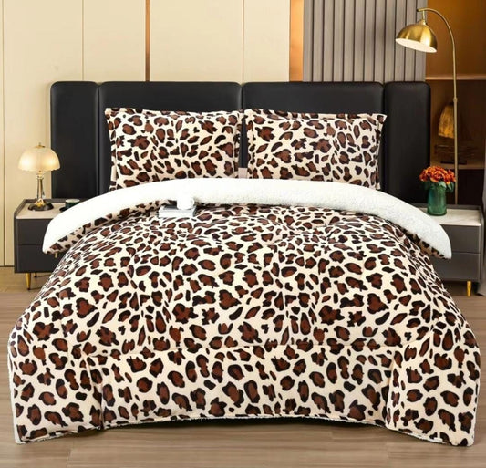 Set de 2 Persoane, 1 Pilota Cocolino cu Blanita si 2 Fete de Perna Inclusa Leopard, 200 x 230 cm